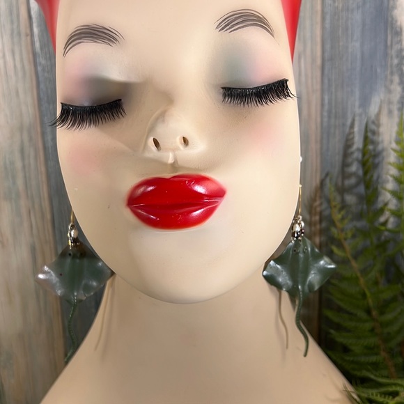 ⭐️Adorned Crown Artisan Assemblage aquarium collection stingray earrings - Picture 2 of 9